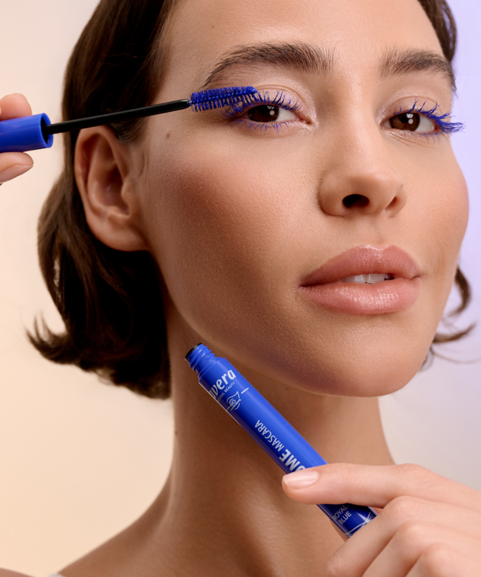 lavera Volume Mascara -Royal Blue 01- during application