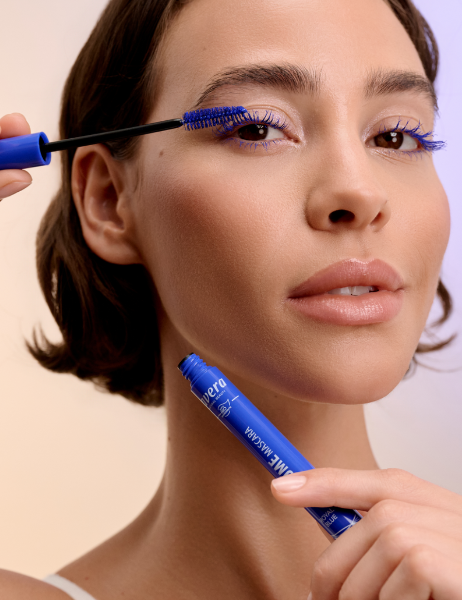 lavera Volume Mascara -Royal Blue 01- lors de l'application
