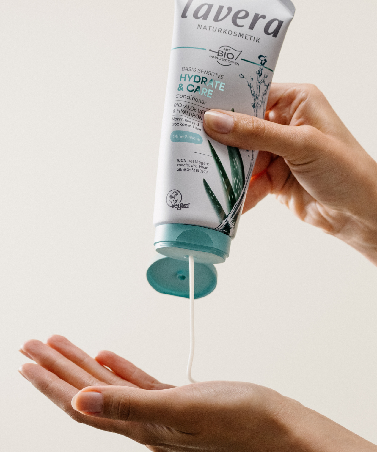 lavera Conditioner basis sensitive Hydrate & Care during application