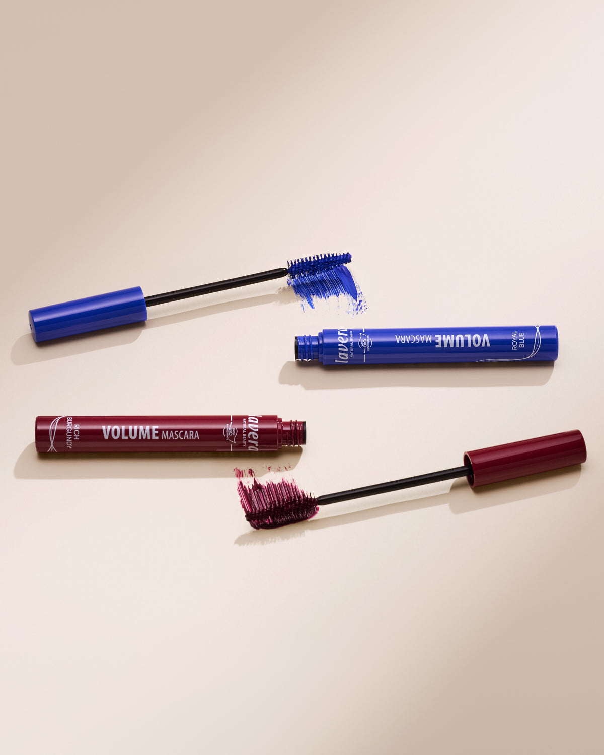 lavera Volume Mascara -Royal Blue 01- in der Anwendung