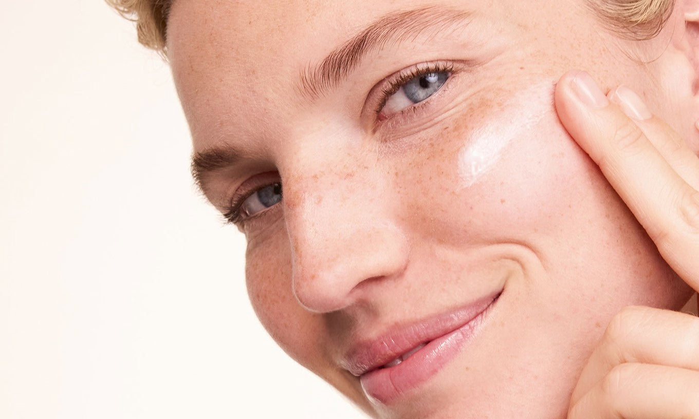 Crème appliquée sur la joue