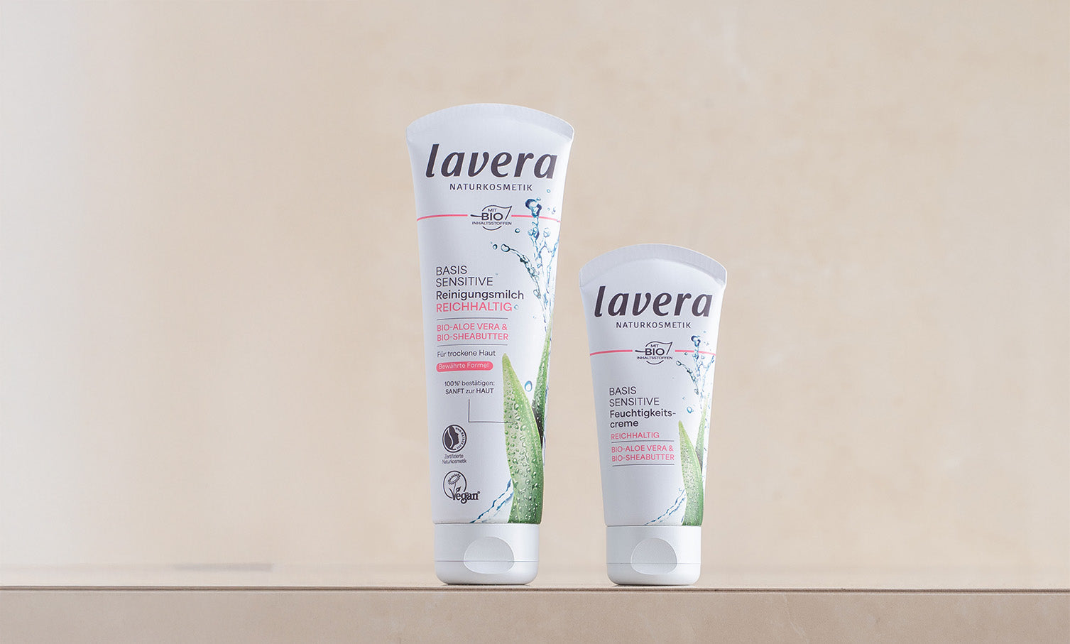 basis sensitive Lait Nettoyant et Crème Hydratante côte à côte sur fond beige