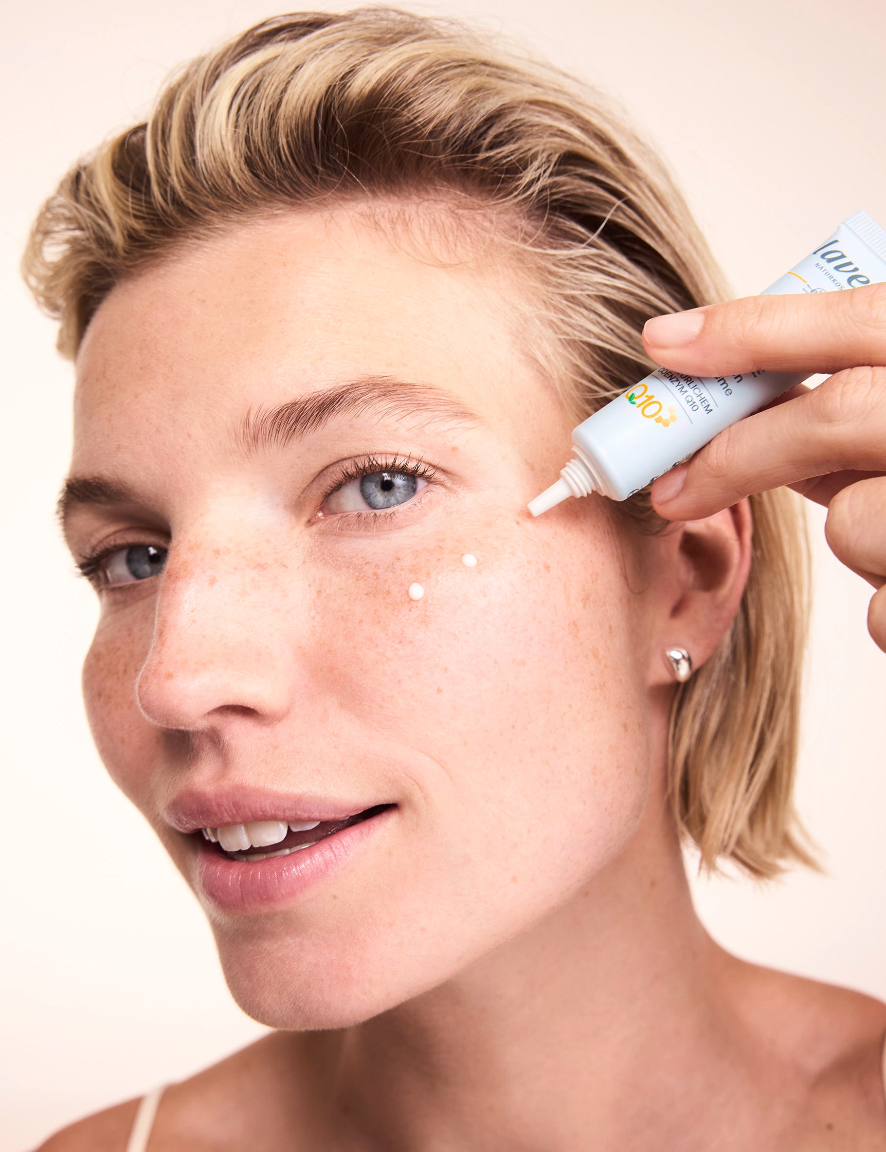 lavera basis sensitive Contour des yeux anti-rides Q10 lors de l'application