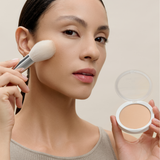 lavera Satin Compact Powder -Medium Sand 04- lors de l'application