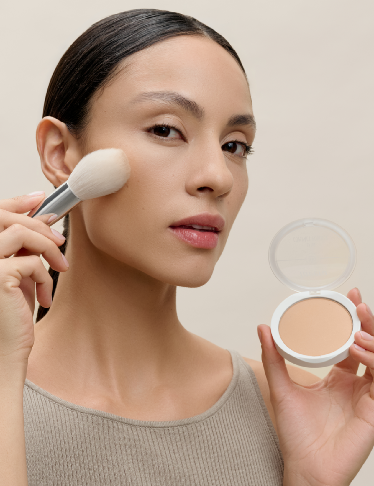 lavera Satin Compact Powder -Medium Sand 04- lors de l'application