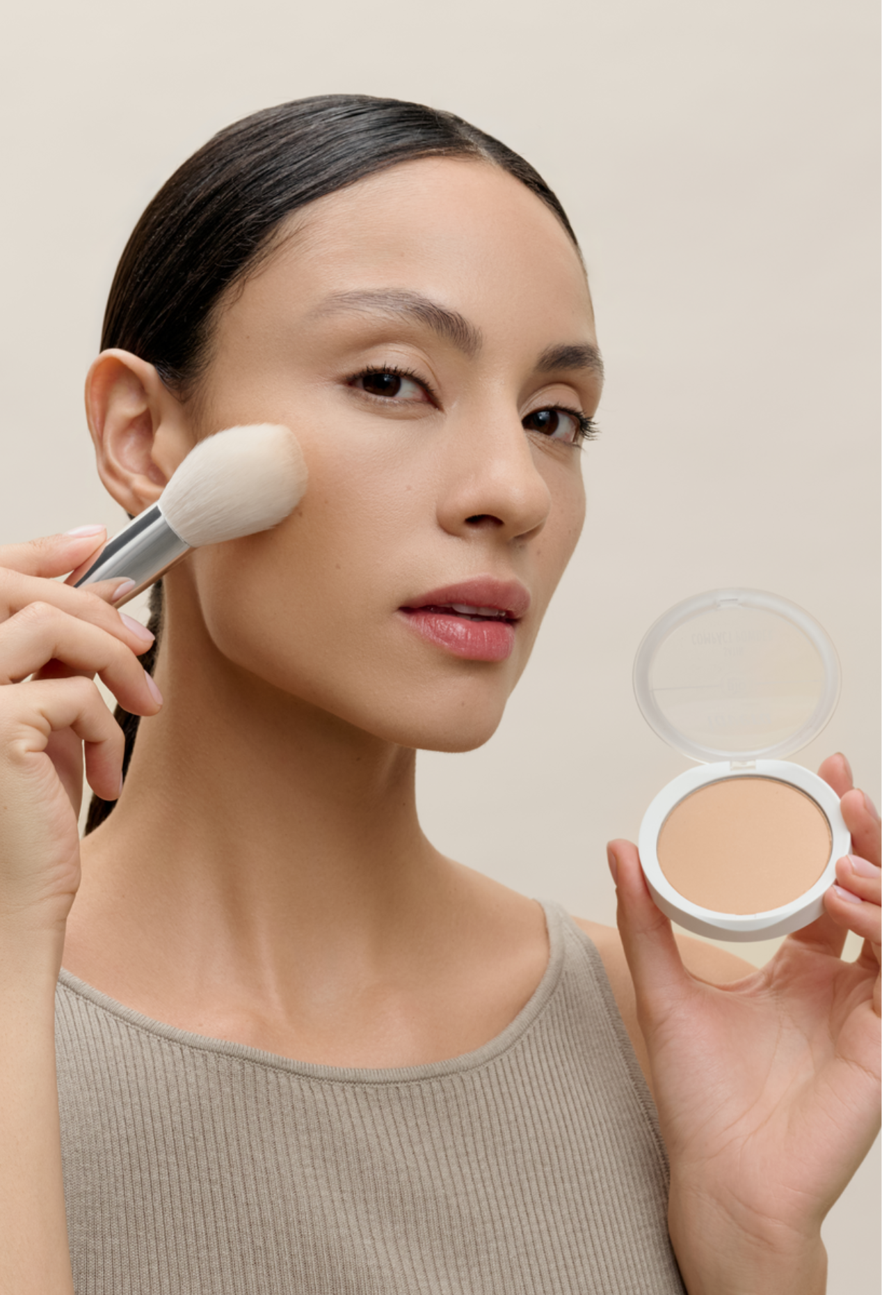 lavera Satin Compact Powder -Medium Sand 04- lors de l'application