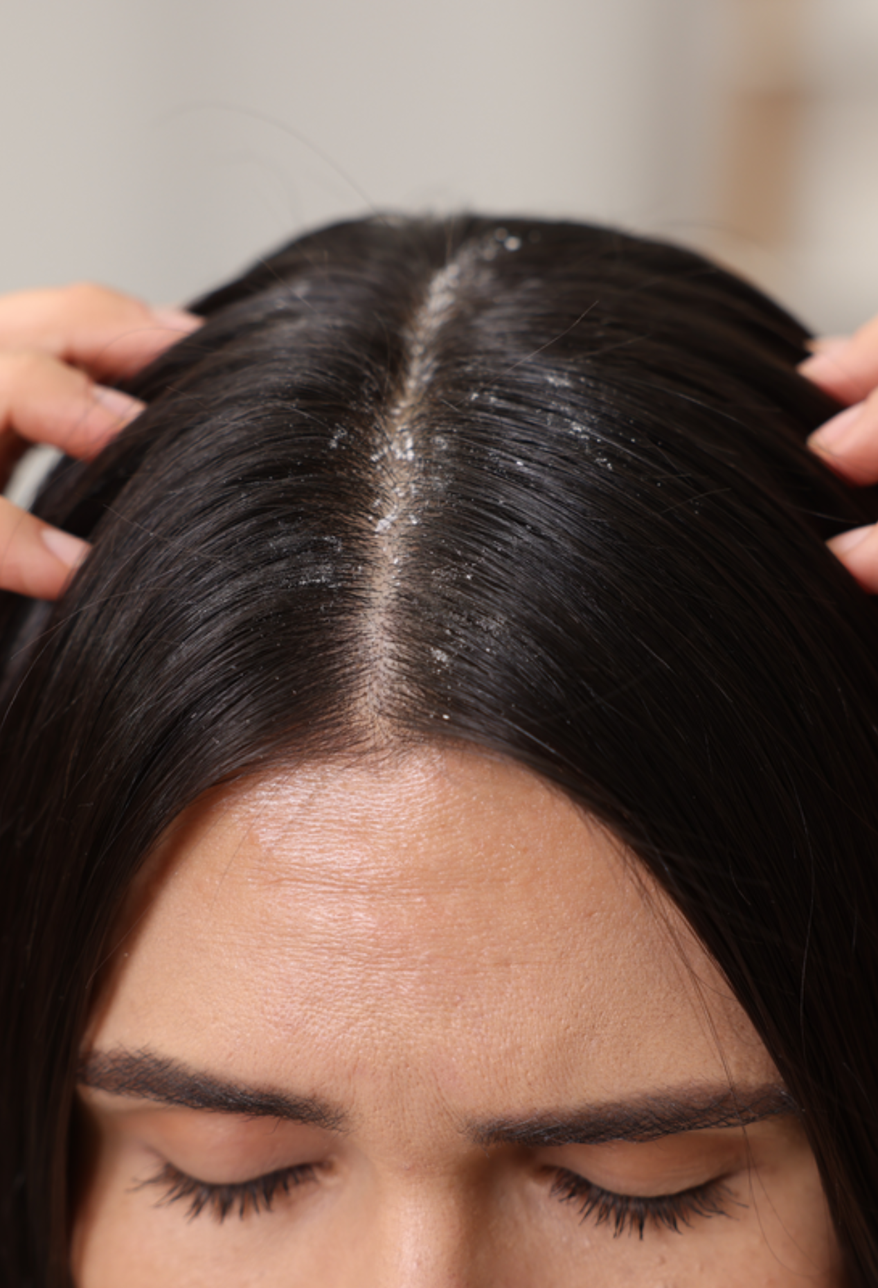 lavera Pflegeshampoo Anti-Schuppen in der Anwendung