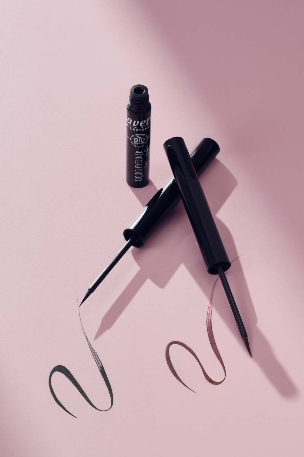 lavera Liquid Eyeliner -Brown 02- lors de l'application