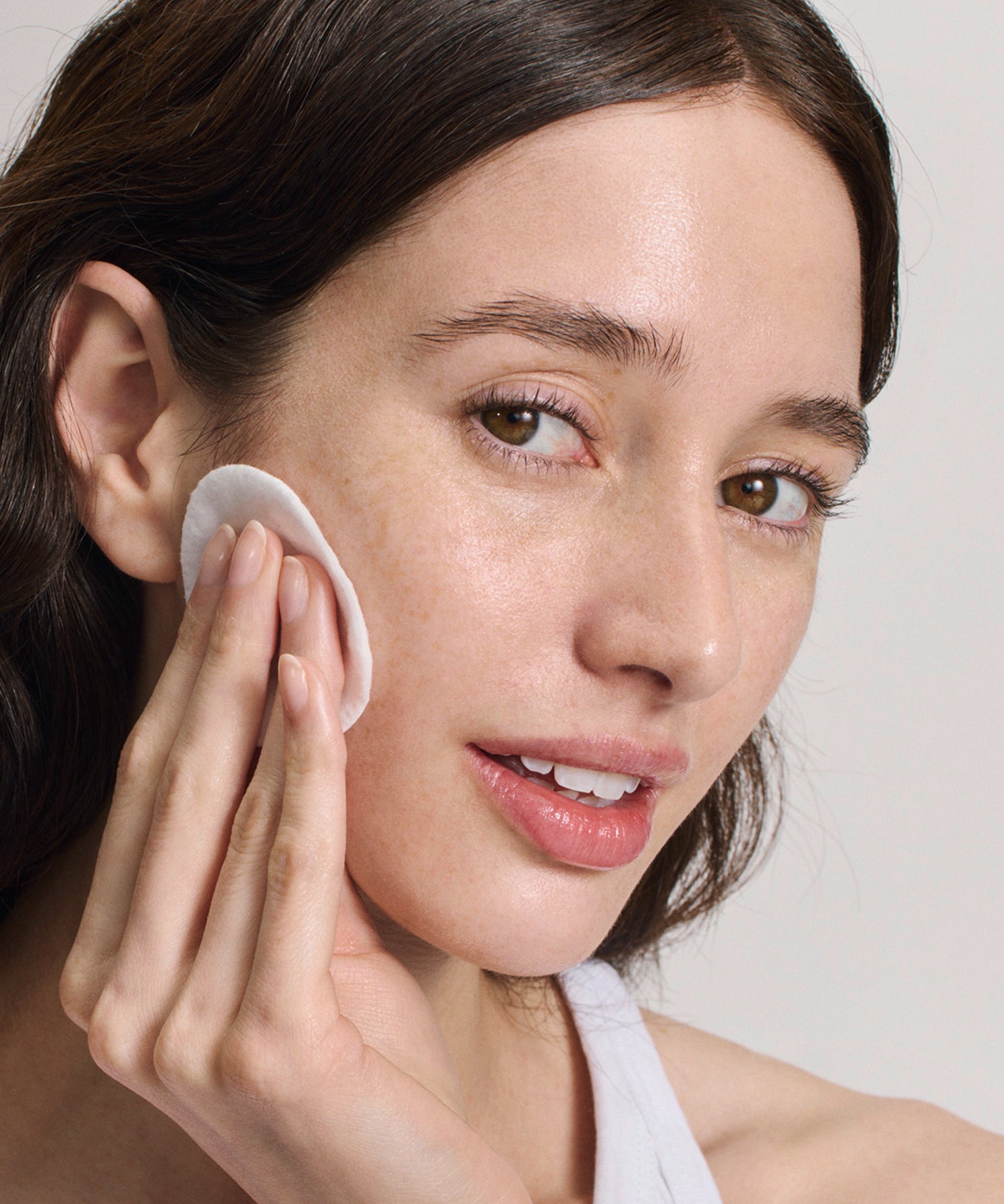 lavera Glow By Nature Liquid Illuminating Refiner lors de l'application