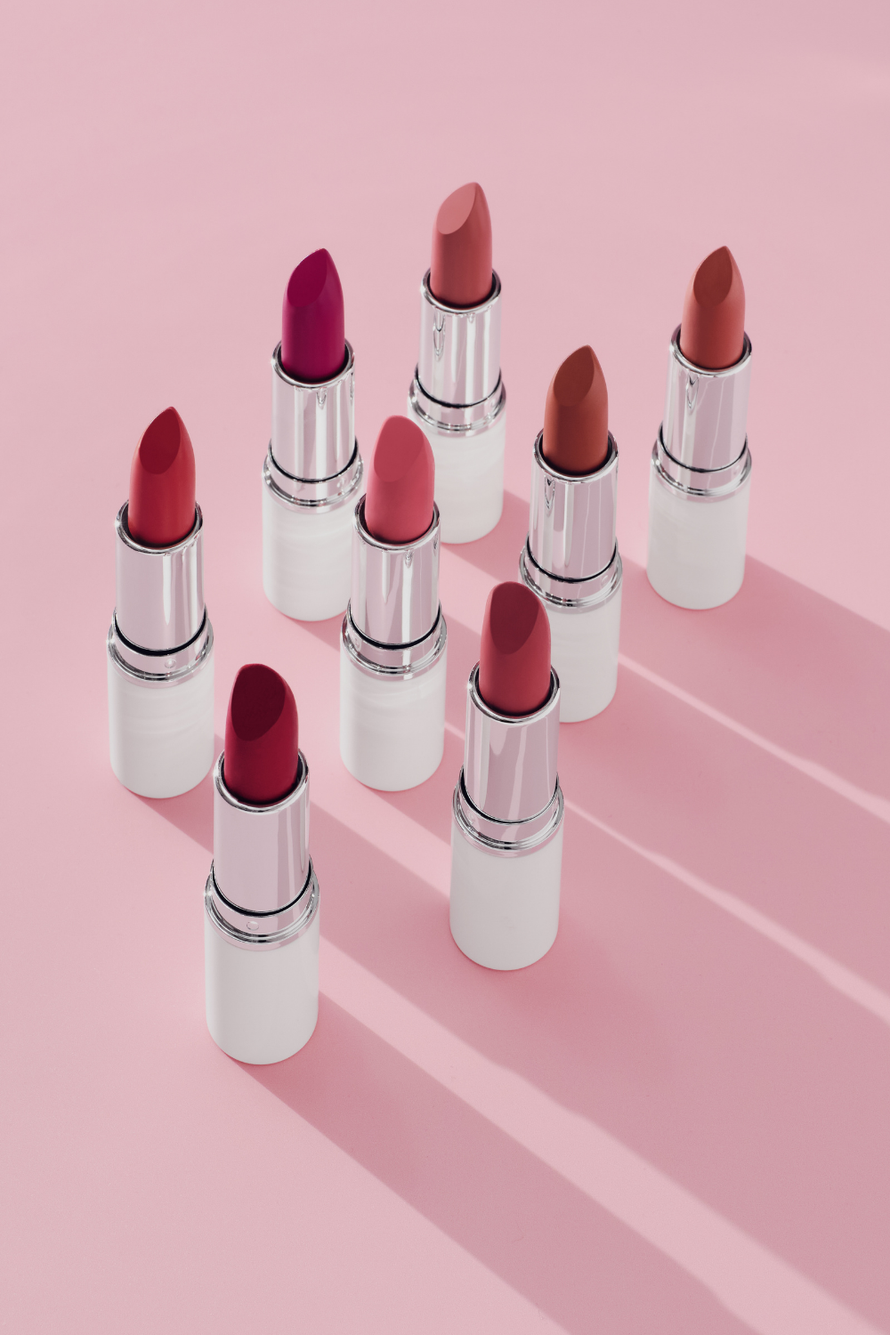 lavera Cream Glow Lipstick -Berry Red 10- in der Anwendung