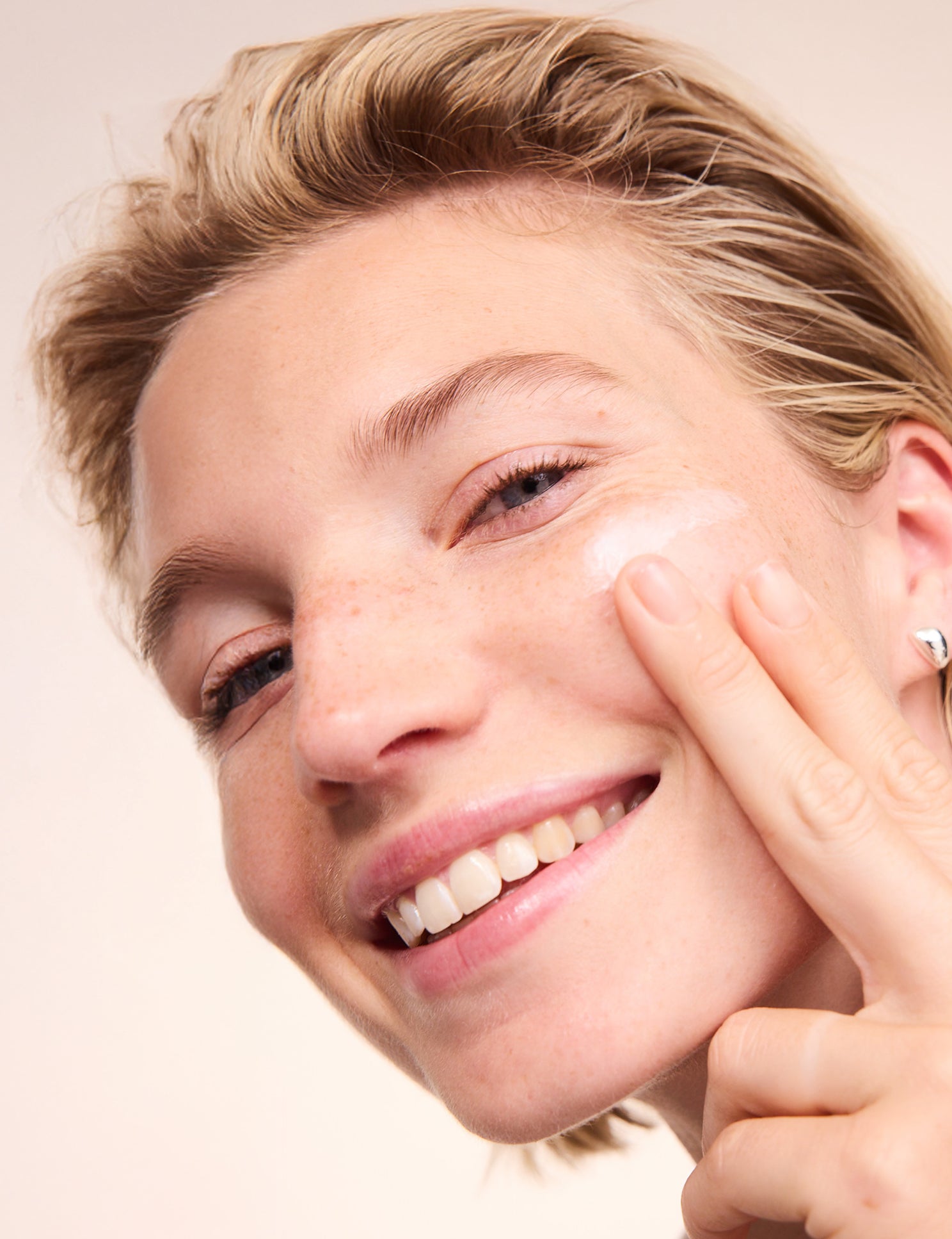 lavera basis sensitive Crème hydratante nourissante lors de l'application