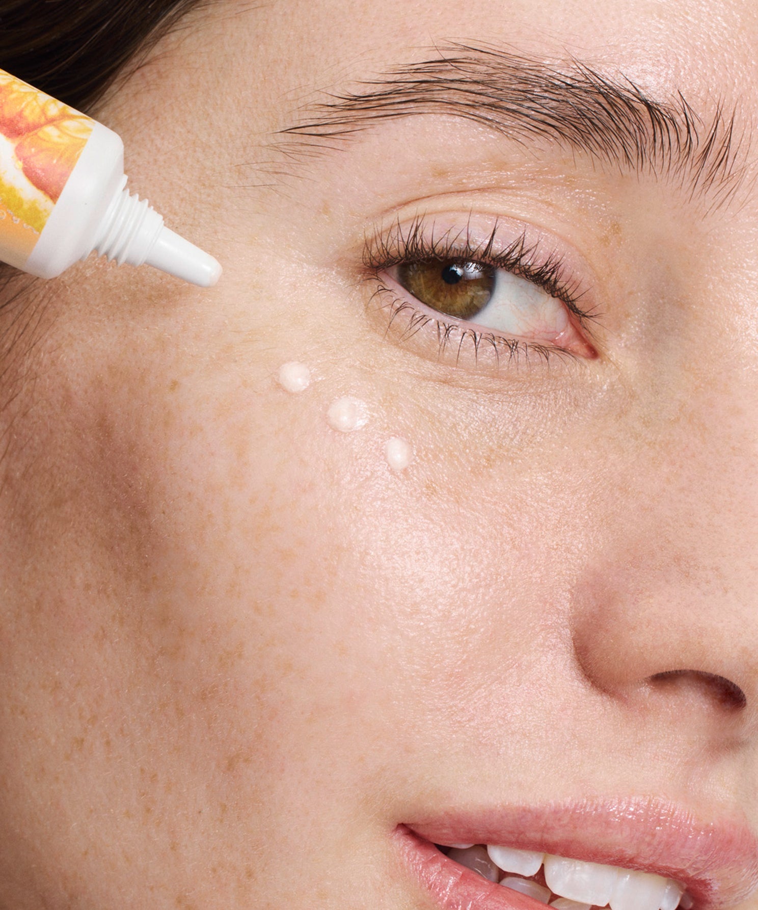 lavera Glow by Nature Illuminating Eye Cream lors de l'application