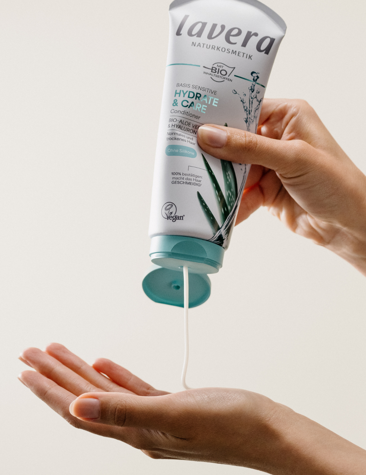 lavera Conditioner basis sensitive Hydrate & Care during application