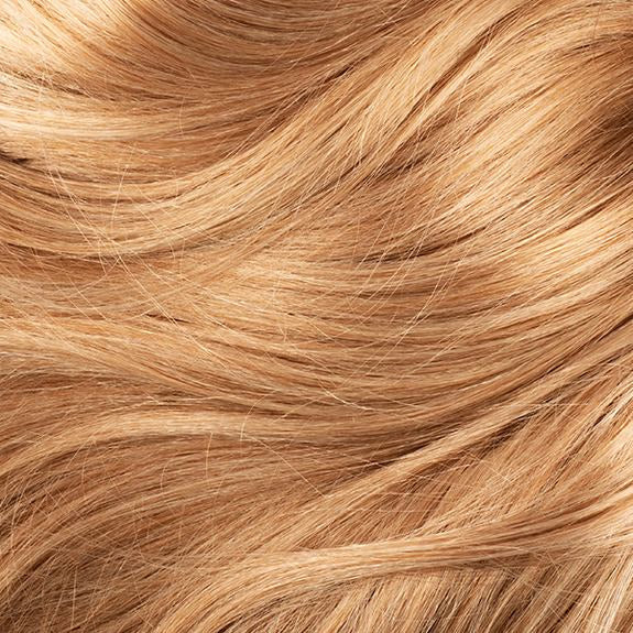 Gros plan de cheveux blonds et secs