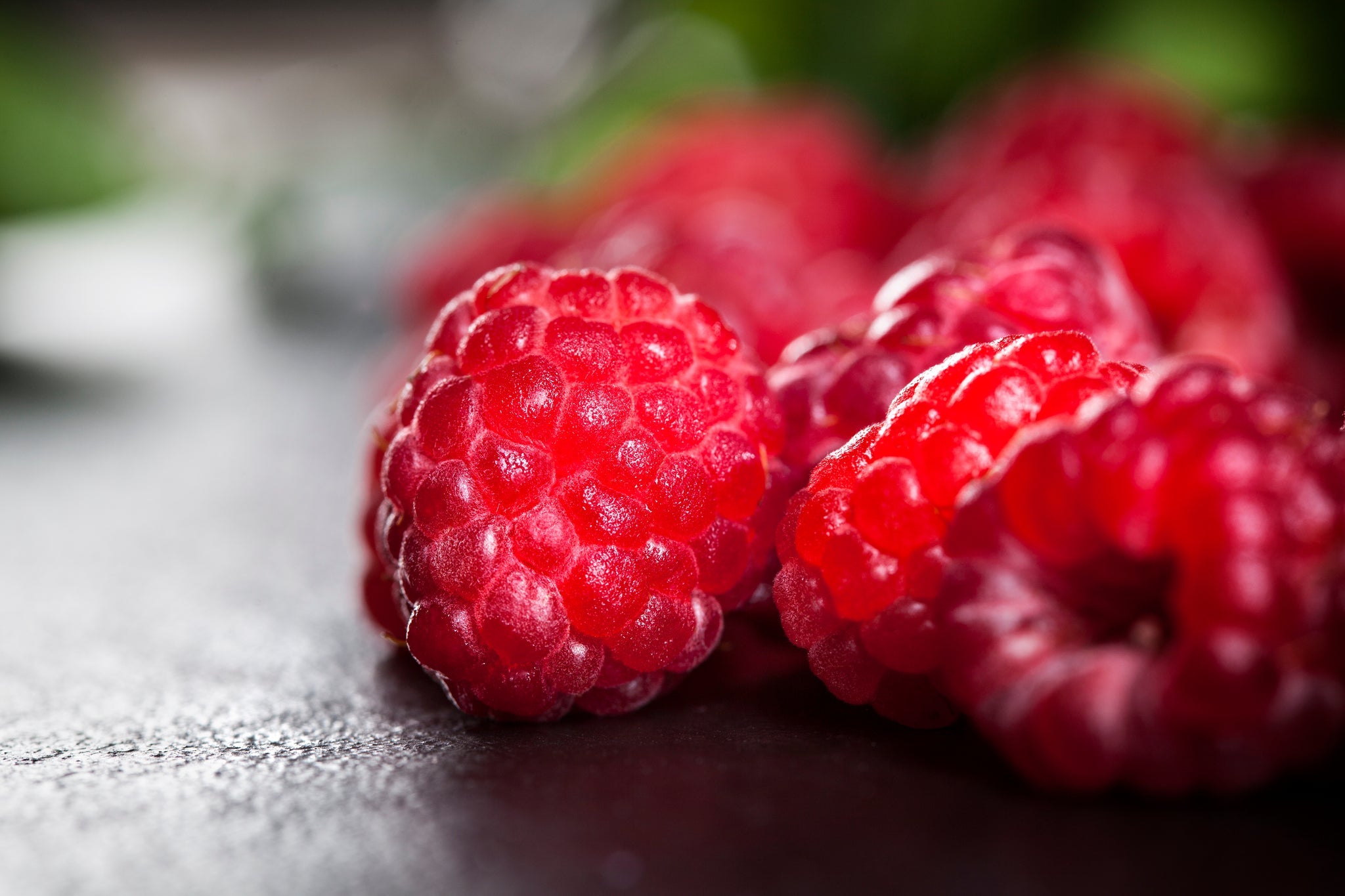 Makroaufnahme einer Himbeere mit leuchtend roter Struktur