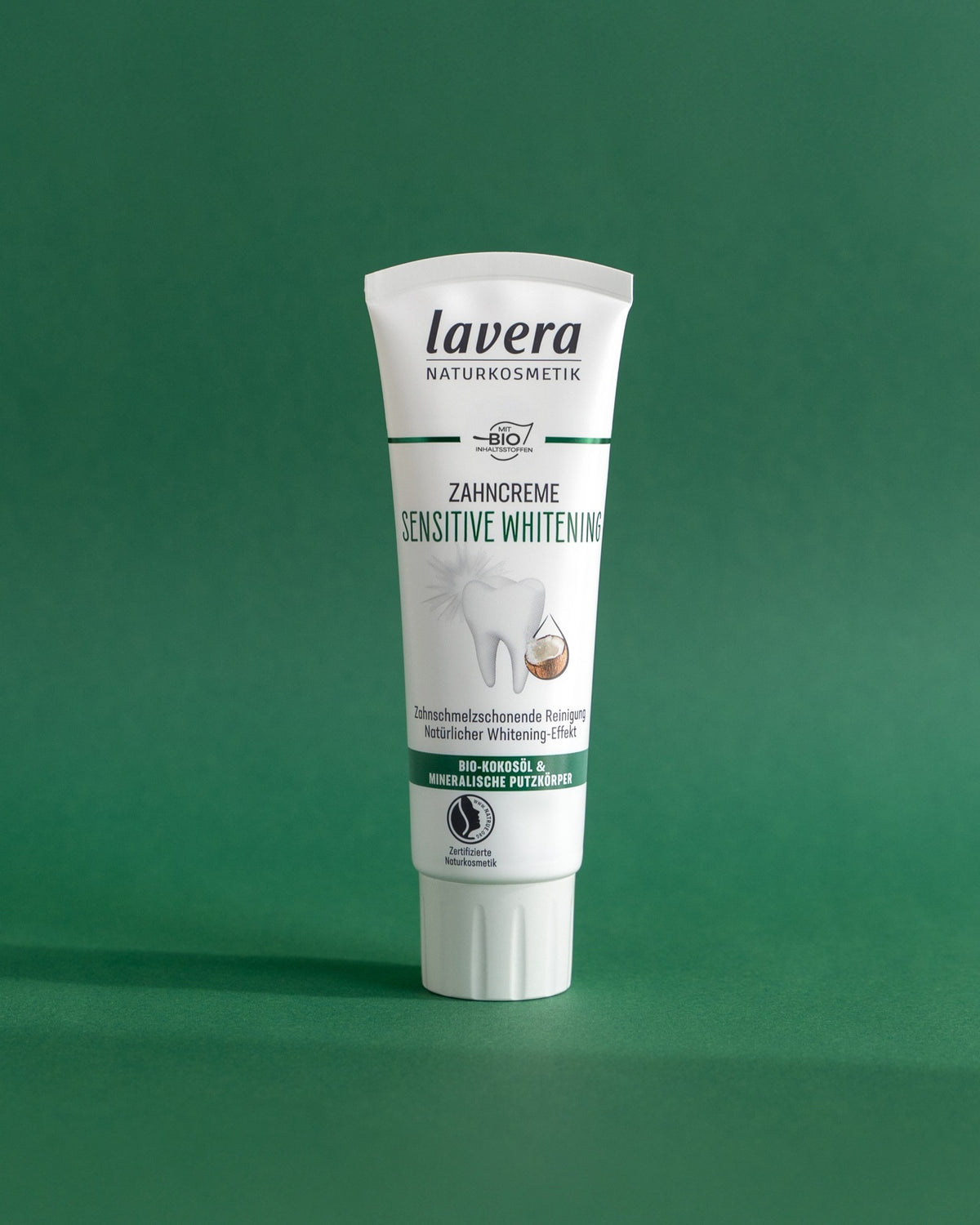 Dentifrice lavera Sensitive Whitening sur fond vert