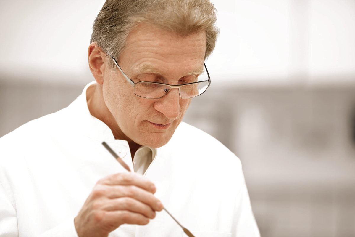 lavera fondateur Thomas Haase en laboratoire