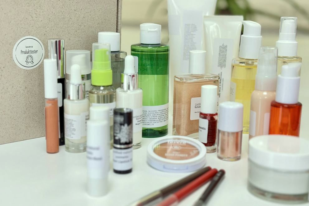 Différents produits test lavera arrangés devant un carton
