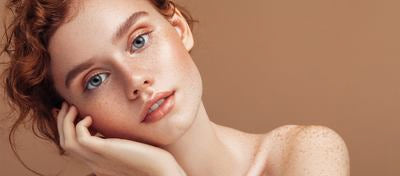Portrait d'une femme rousse avec maquillage naturel