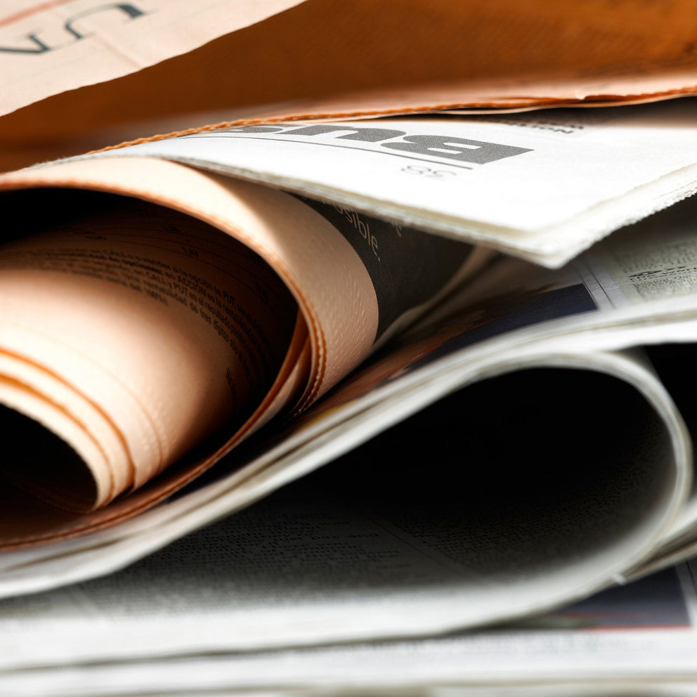 Gros plan d'un journal roulé, presse et actualités